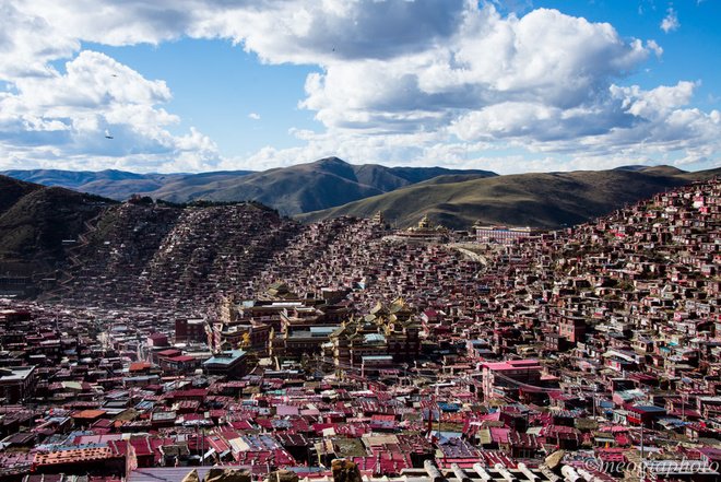 Nhưng toàn bộ học viện vẫn rất đẹp, không thay đổi nhiều so với tưởng tượng của chúng tôi trước khi đến. Nơi đây chắc chắn vẫn là một điểm đến đặc biệt hấp dẫn với những người đam mê khám phá. Chính quyền Trung Quốc từng bày tỏ sự lo ngại đối với dân số ngày càng tăng nhanh của Học viện, khiến nảy sinh các vấn đề về an toàn và hỏa hoạn. Tuy nhiên, việc phá dỡ từng vấp phải rất nhiều ý kiến phản đối từ phía tăng, ni ở đây cũng như du khách. Nhưng toàn bộ học viện vẫn rất đẹp, không thay đổi nhiều so với tưởng tượng của chúng tôi trước khi đến. Nơi đây chắc chắn vẫn là một điểm đến đặc biệt hấp dẫn với những người đam mê khám phá. Chính quyền Trung Quốc từng bày tỏ sự lo ngại đối với dân số ngày càng tăng nhanh của Học viện, khiến nảy sinh các vấn đề về an toàn và hỏa hoạn. Tuy nhiên, việc phá dỡ từng vấp phải rất nhiều ý kiến phản đối từ phía tăng, ni ở đây cũng như du khách.